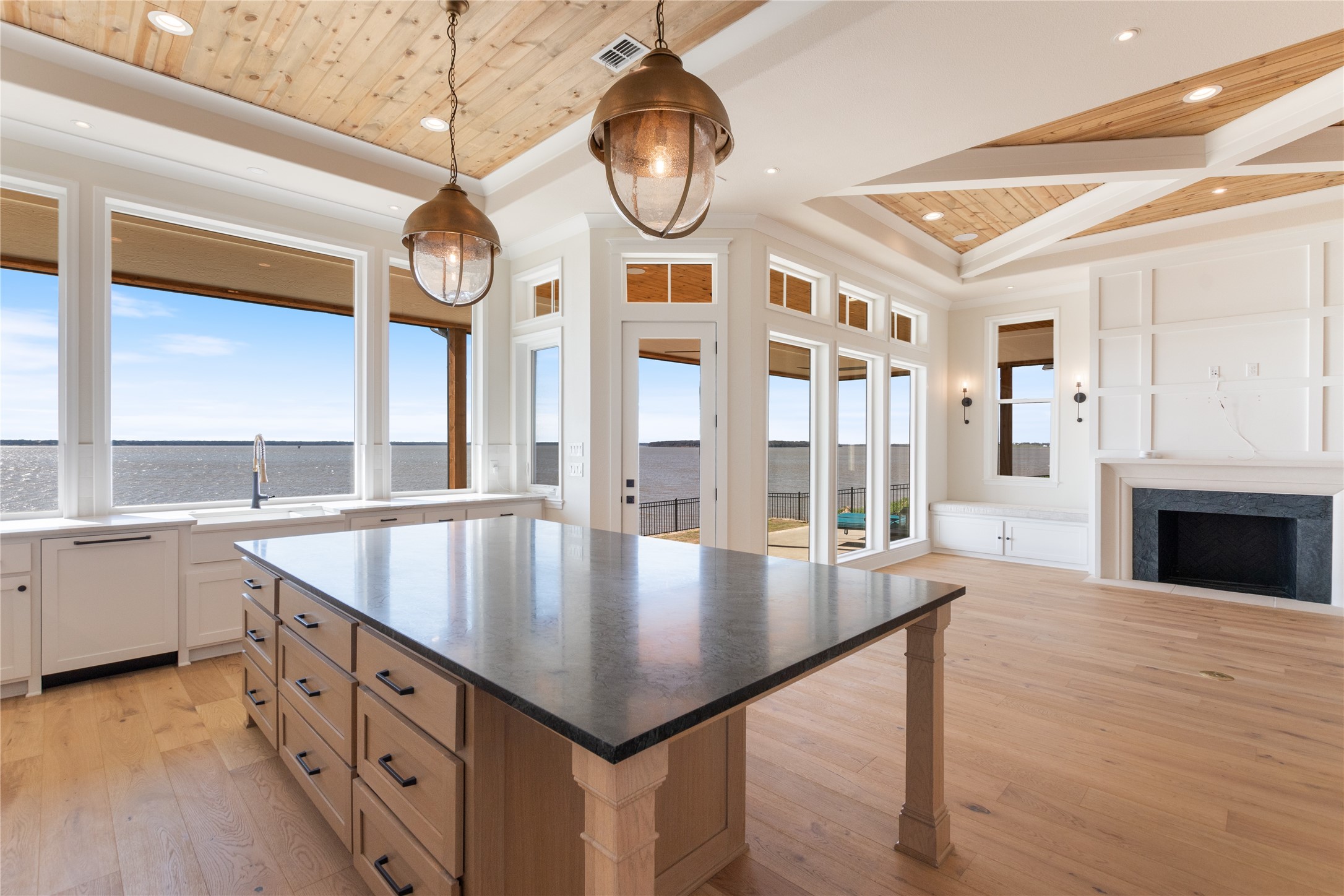 1552 Shoreline Drive