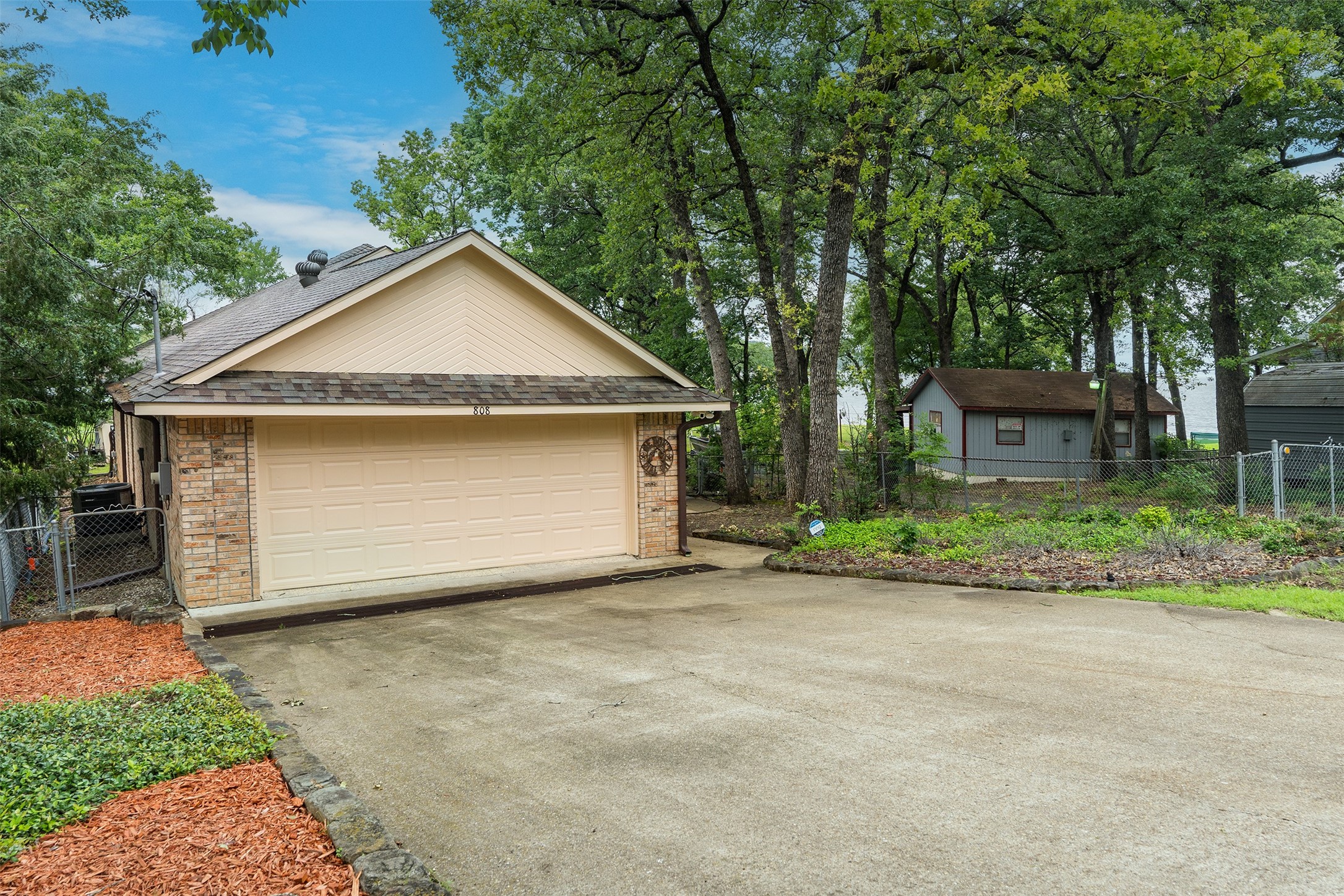 808 Oak Landing Circle