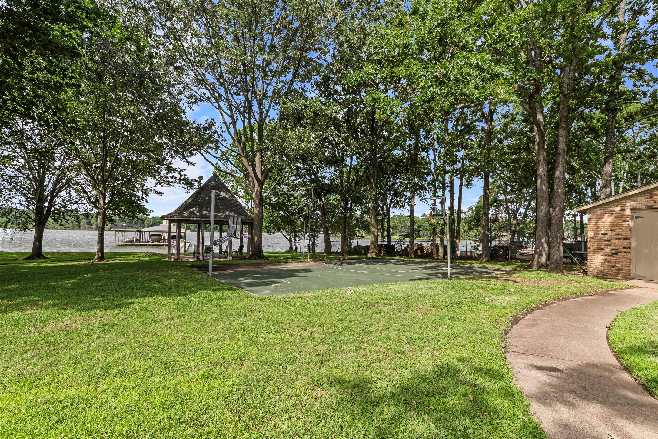 555 Arrowwood Beach Road