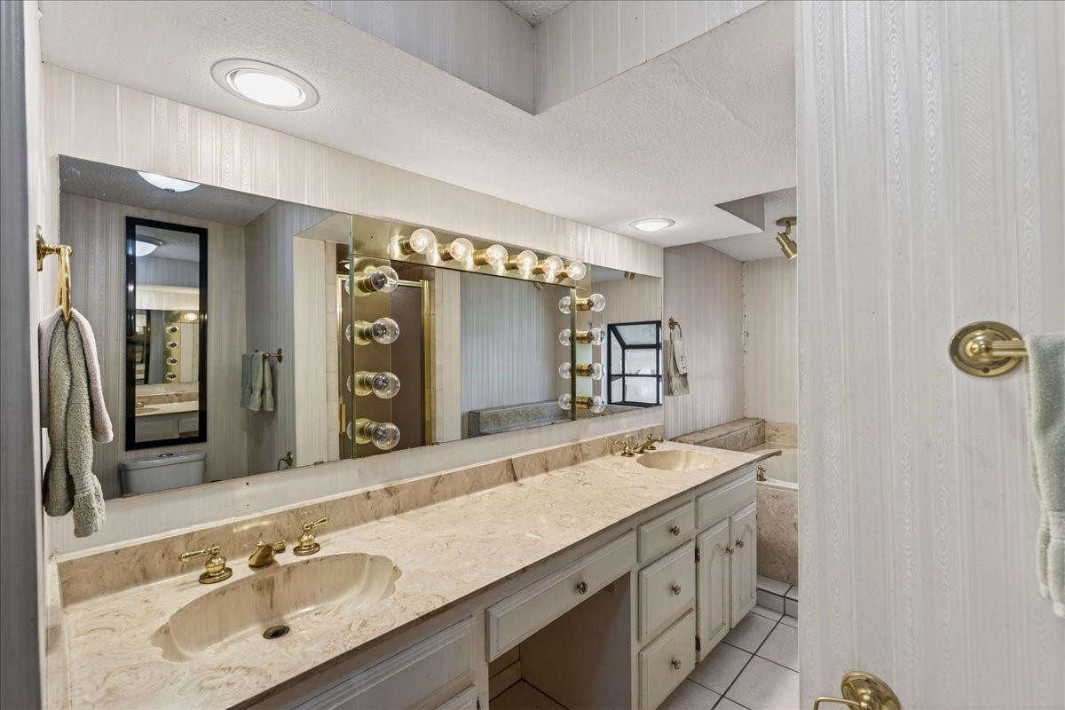 1529 Oak Shore Drive
