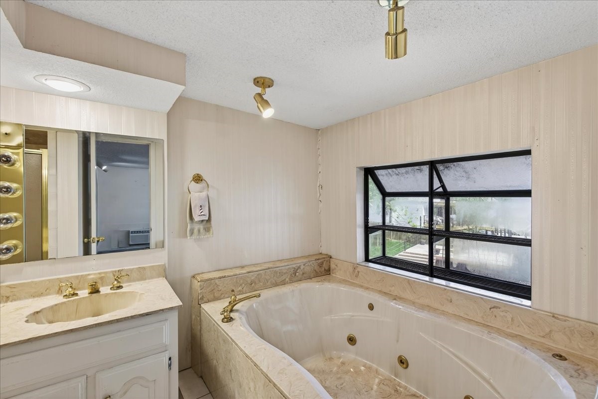1529 Oak Shore Drive