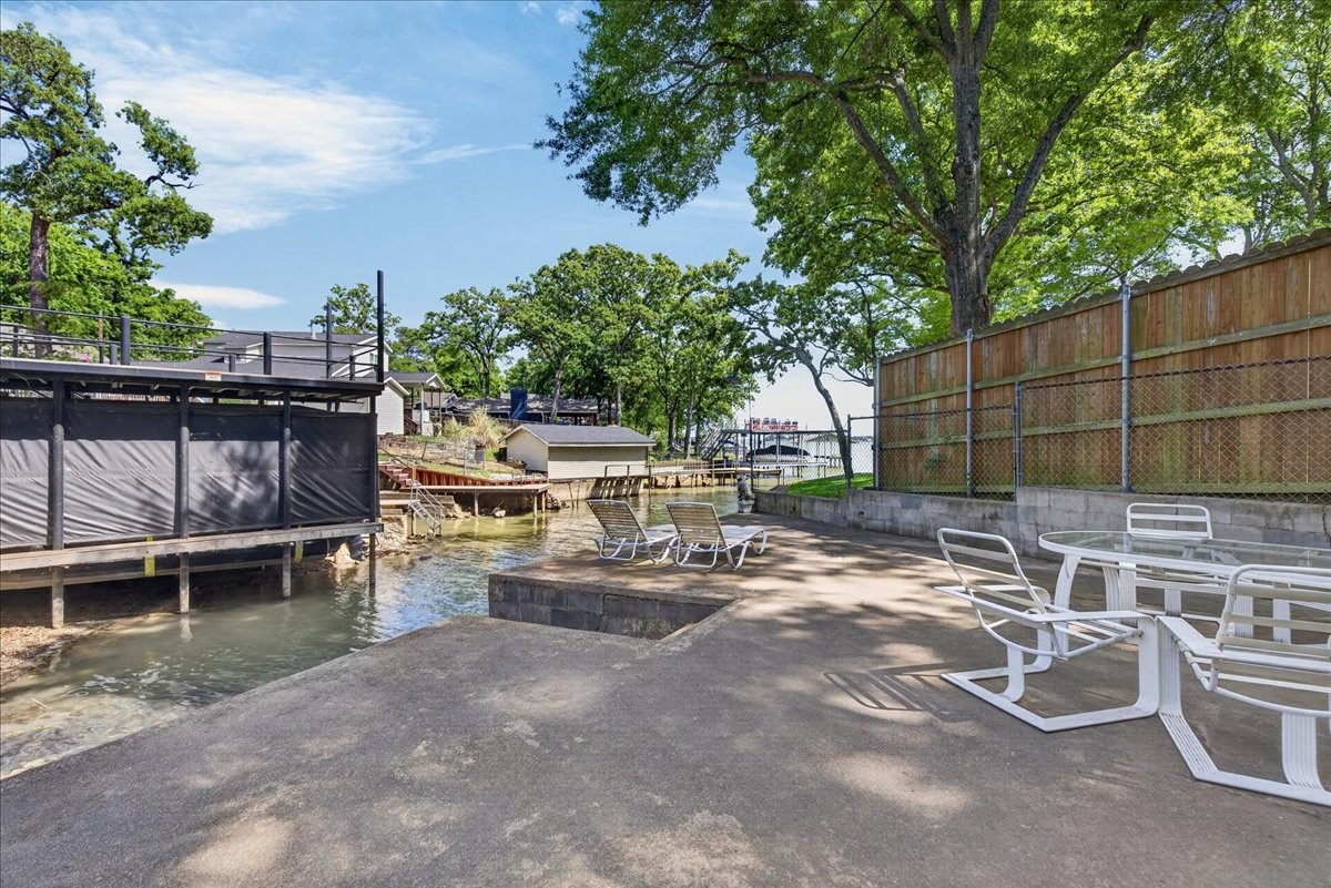 1529 Oak Shore Drive