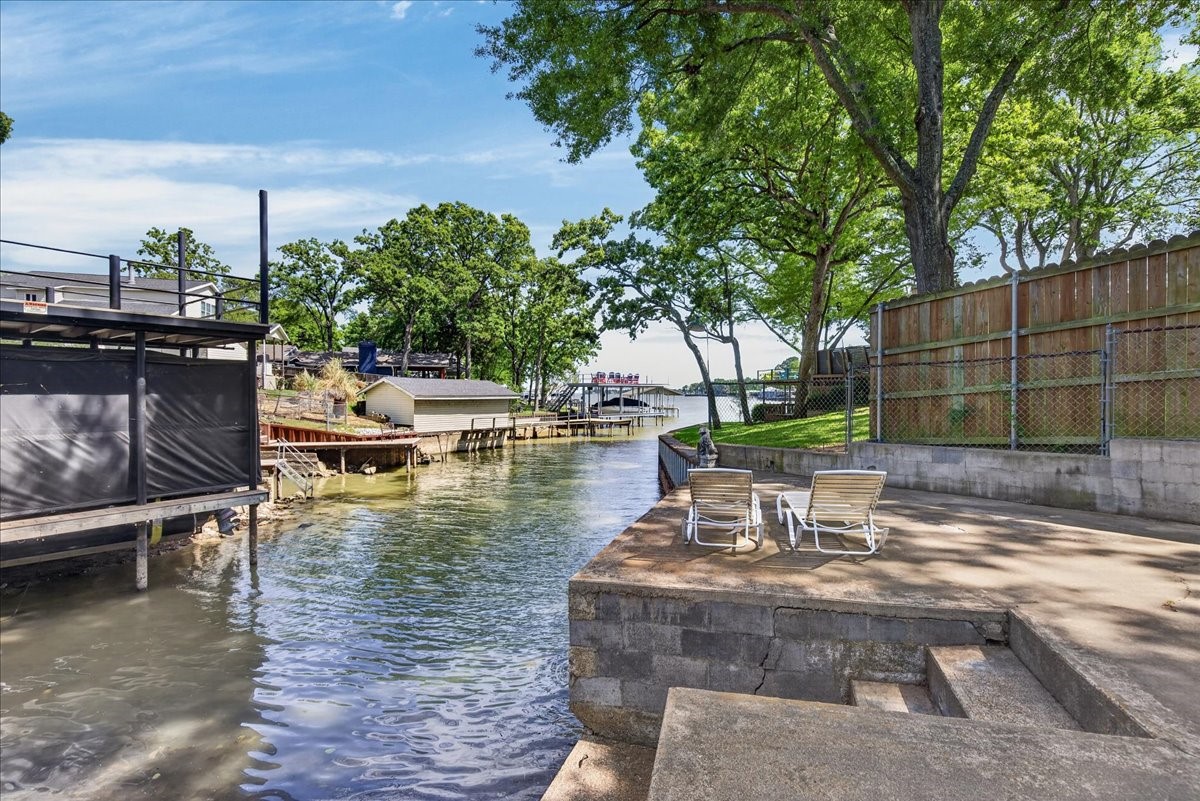 1529 Oak Shore Drive