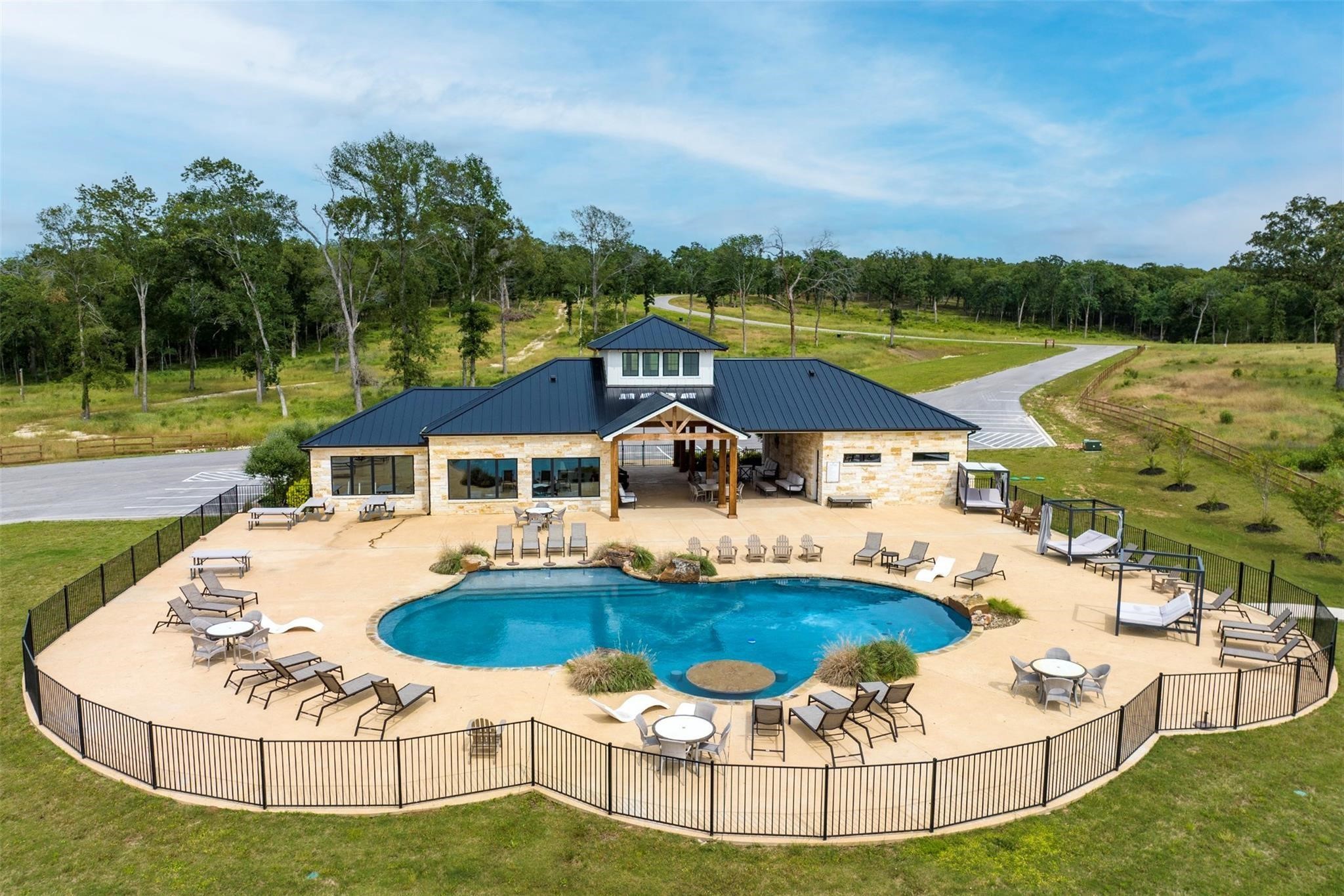 6923 Lakeshore Way