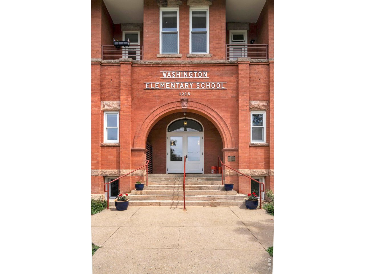 1215 Cedar Ave 301