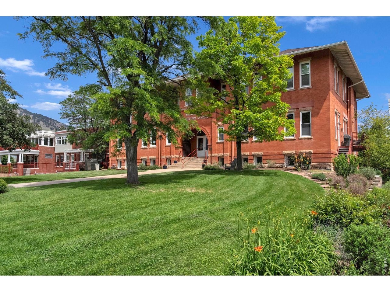 1215 Cedar Ave 301