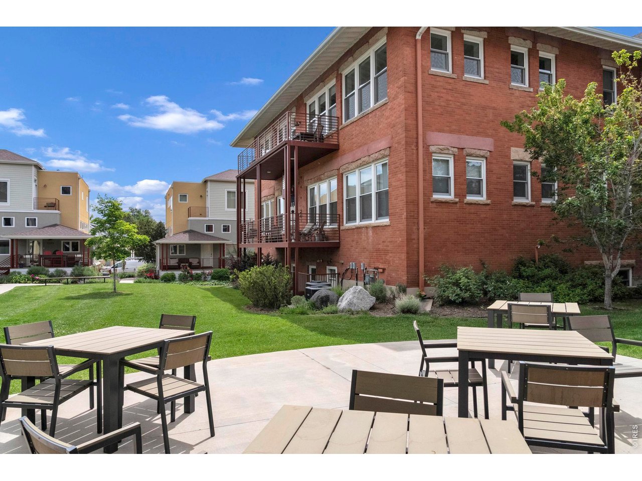 1215 Cedar Ave 301