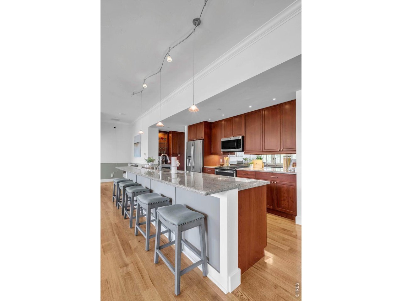 1215 Cedar Ave 301