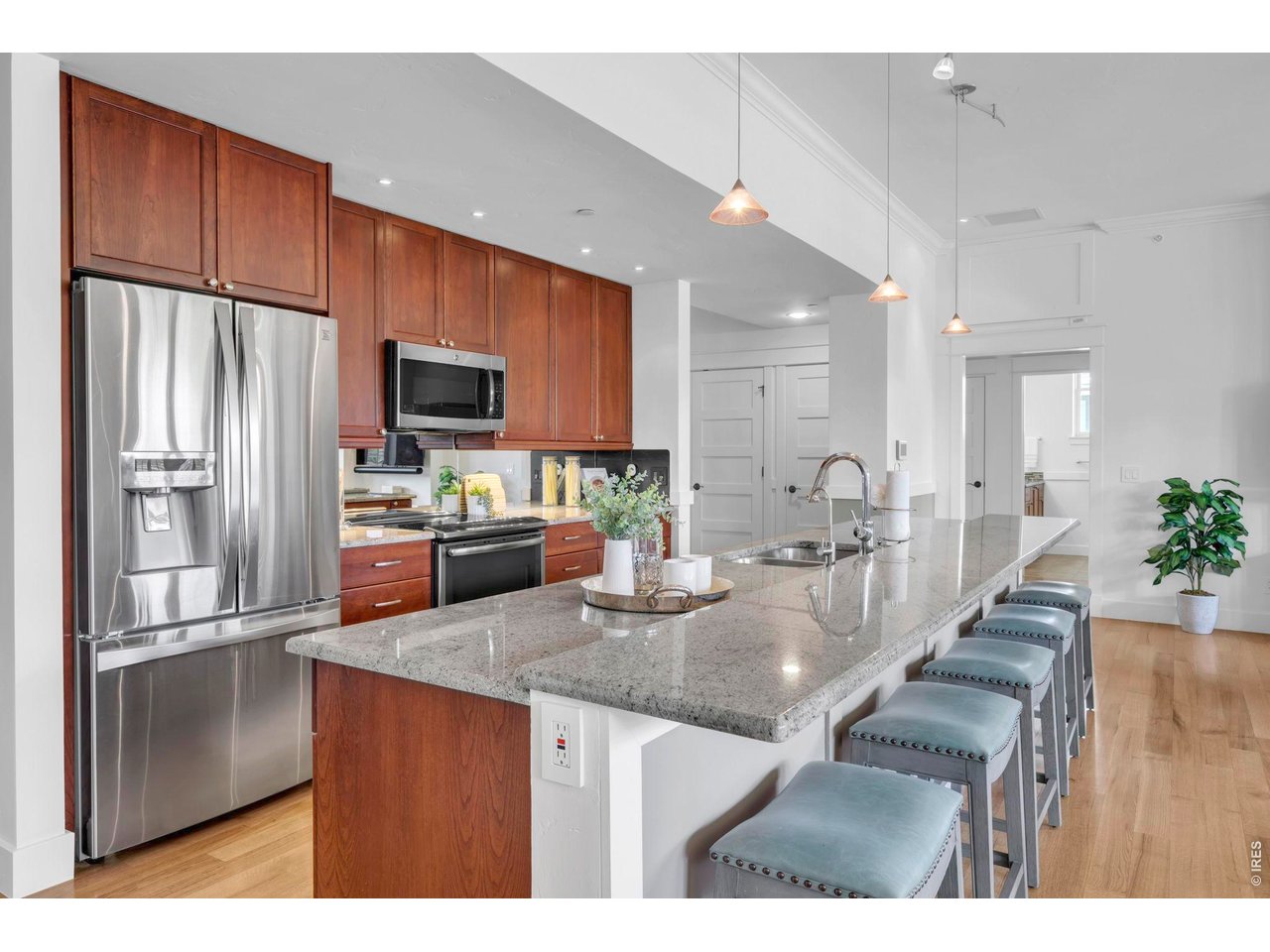 1215 Cedar Ave 301