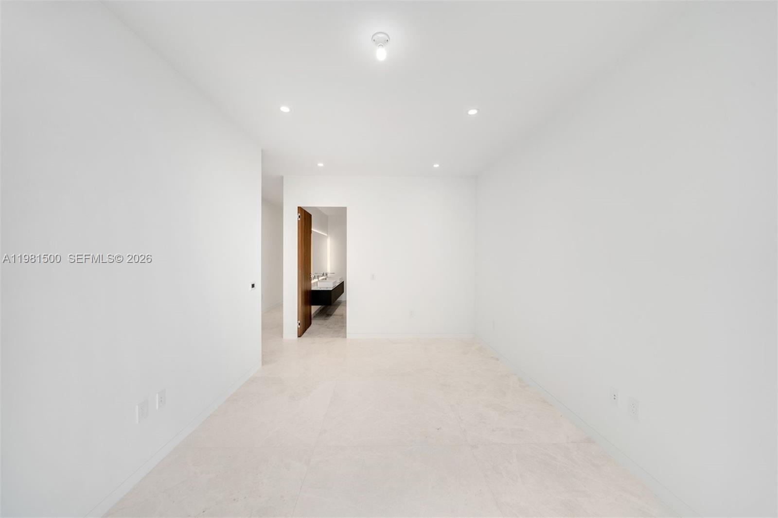 5 GROVE ISLE DR # L402