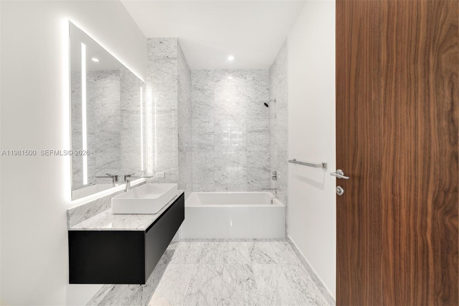 5 GROVE ISLE DR # L402