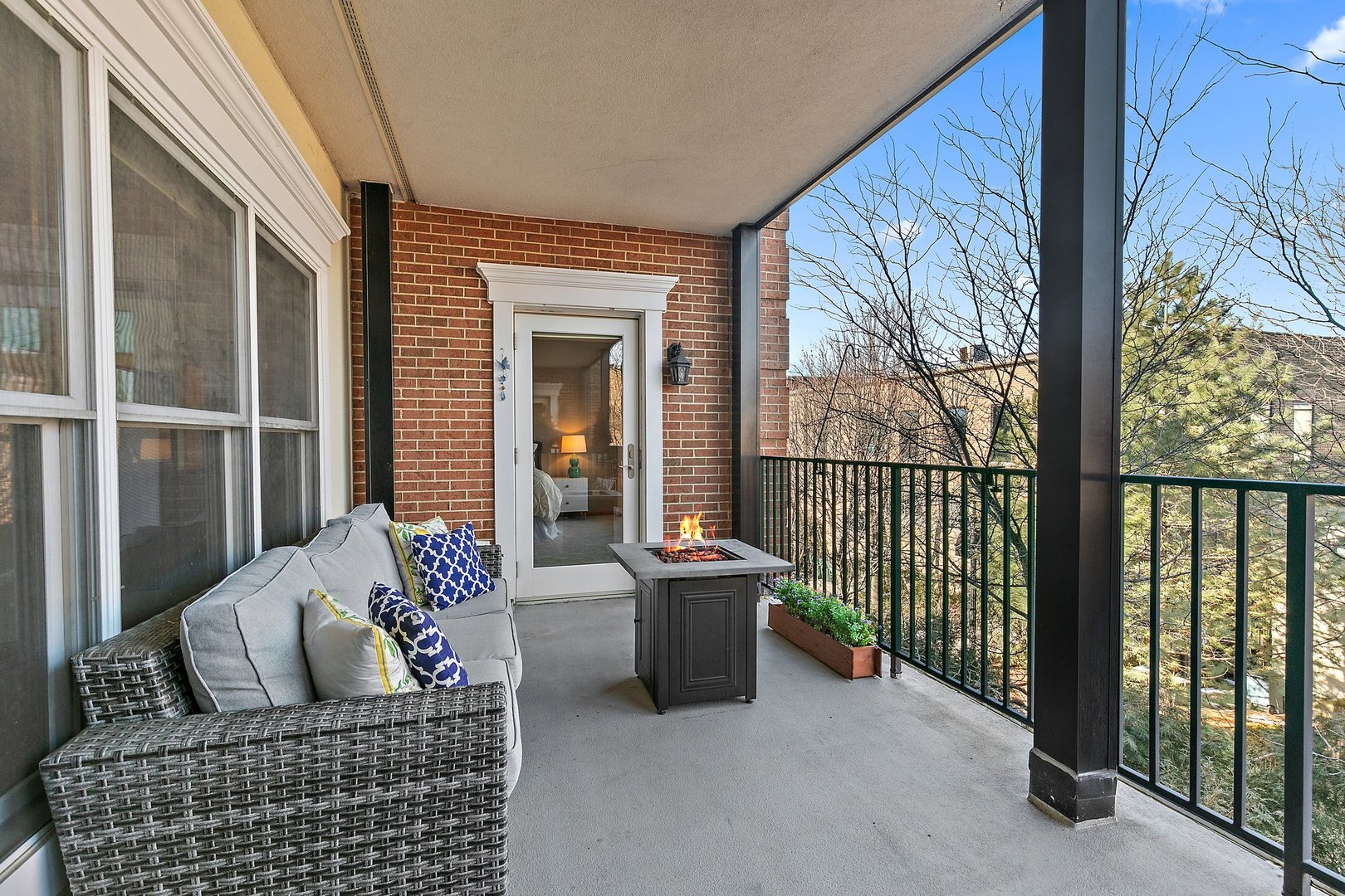 100 E STATION Street Unit: 220