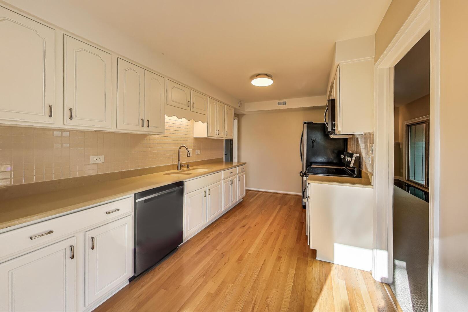 25 Shoreline Road Unit: B