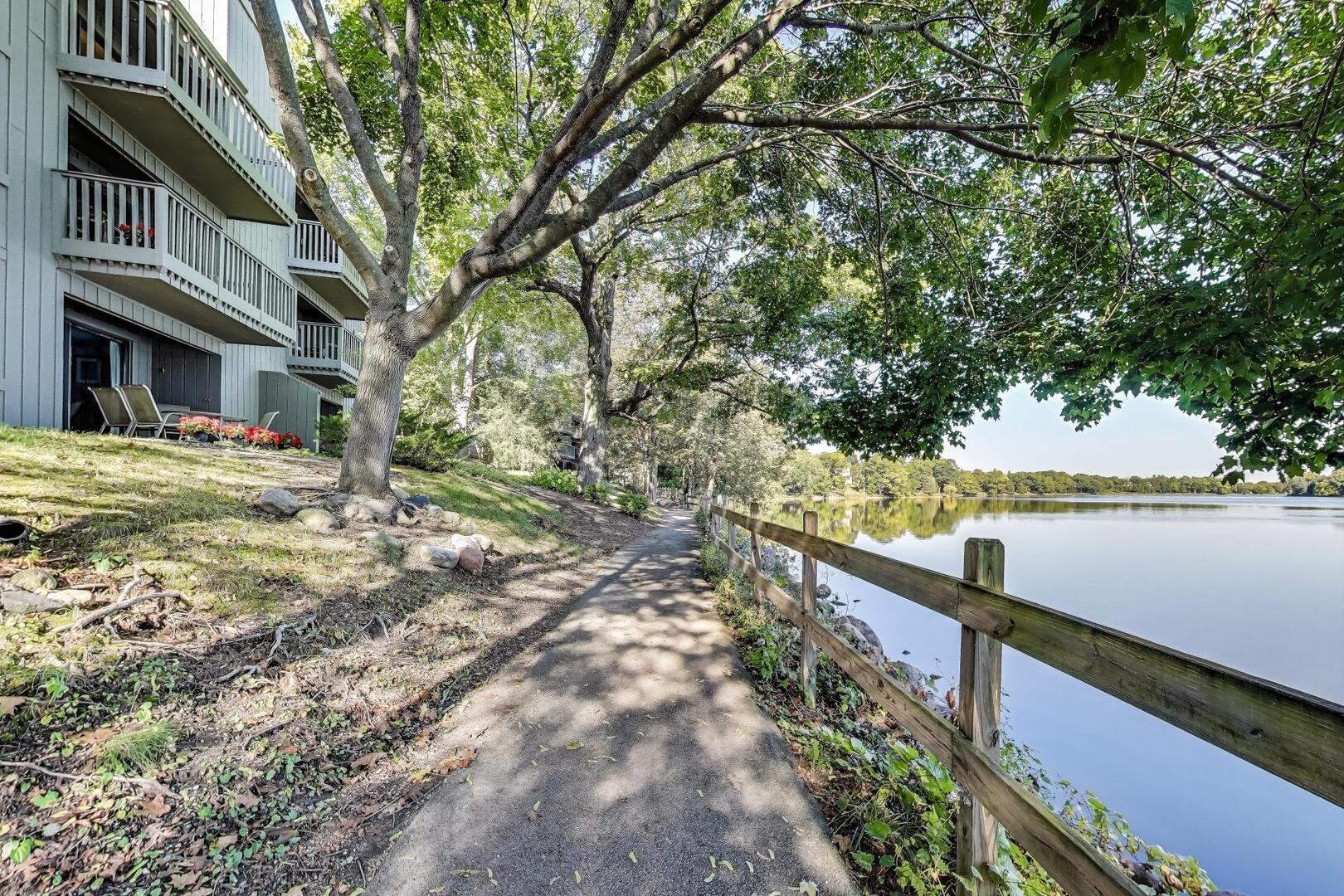 25 Shoreline Road Unit: B