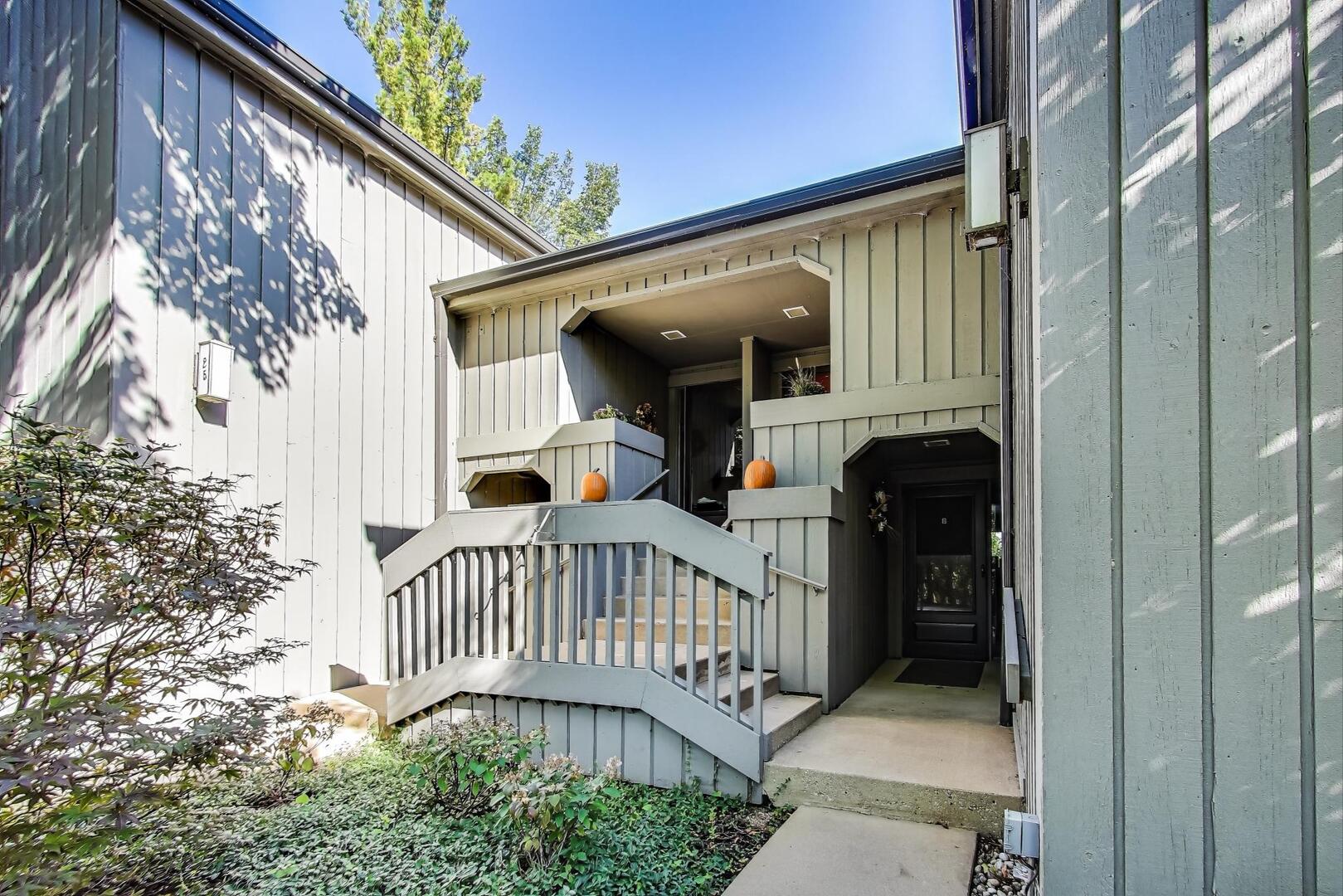 25 Shoreline Road Unit: B