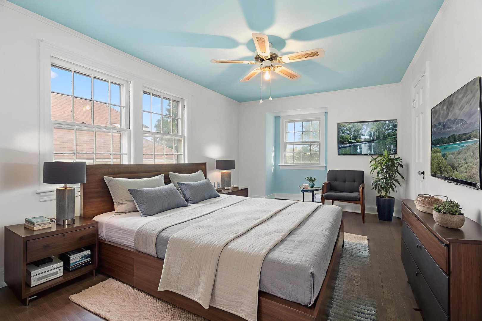 2930 N New England Avenue