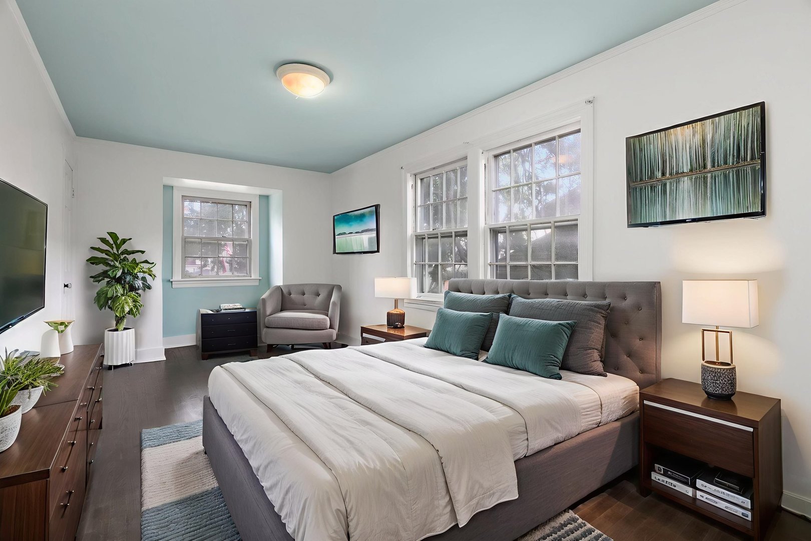 2930 N New England Avenue