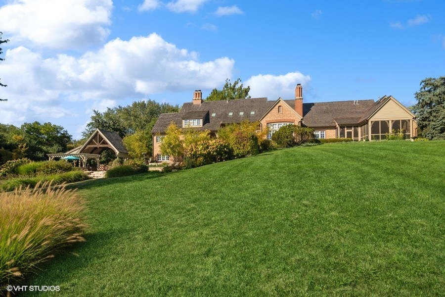 65 ROUND BARN Road