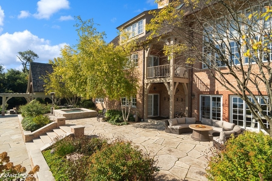 65 ROUND BARN Road