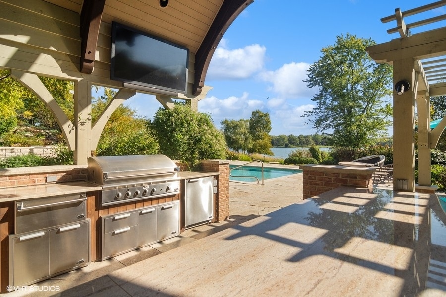 65 ROUND BARN Road