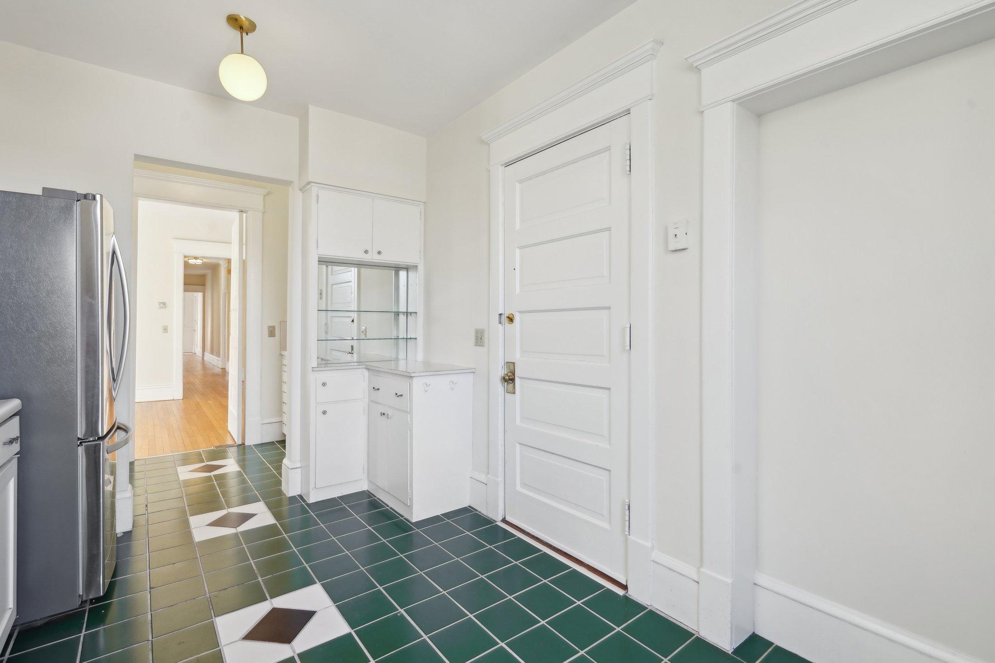 647 Lincoln Avenue Unit: 4