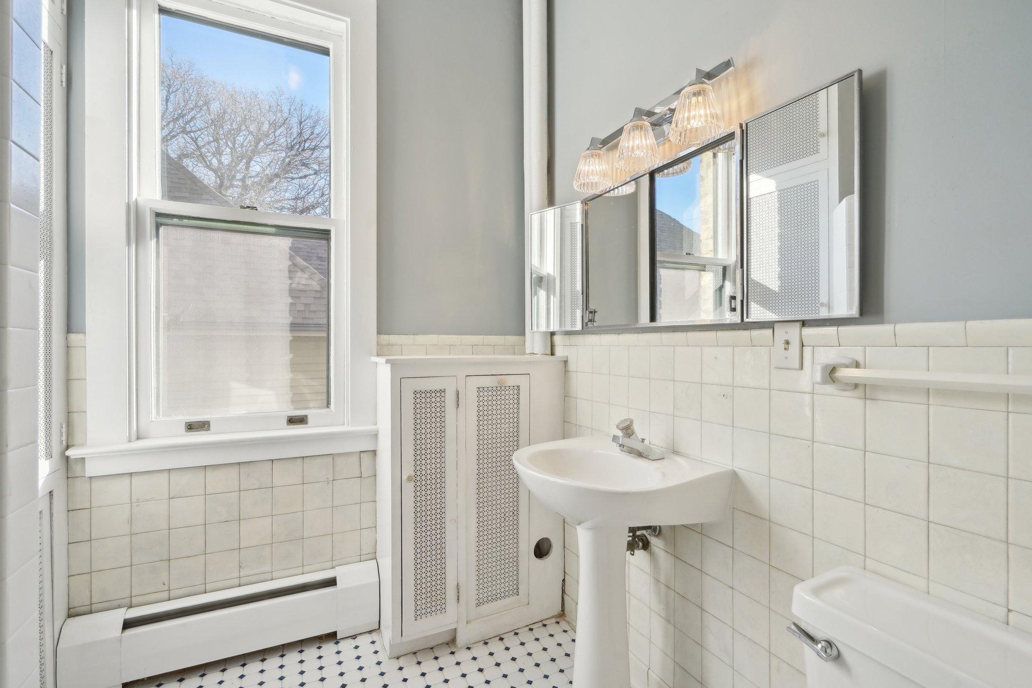 647 Lincoln Avenue Unit: 4