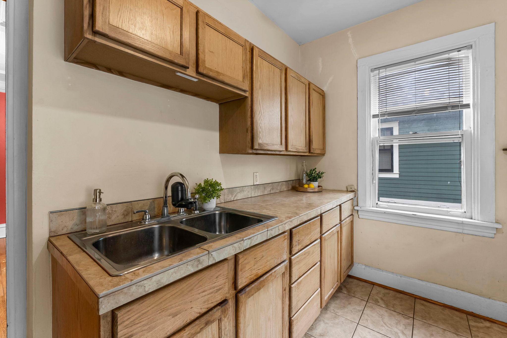 102 Western Avenue N Unit: 4