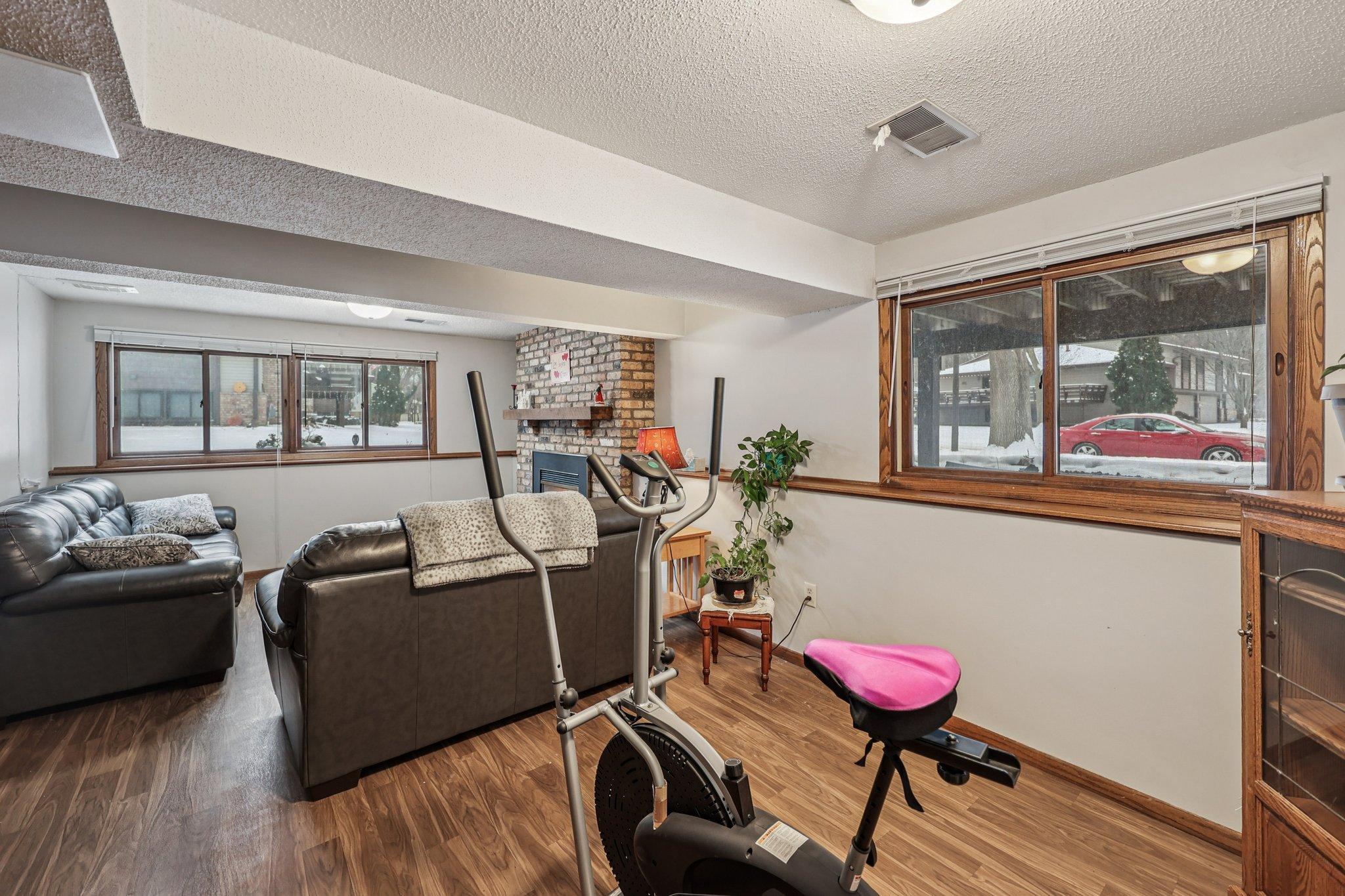 3806 Brookdale Circle N