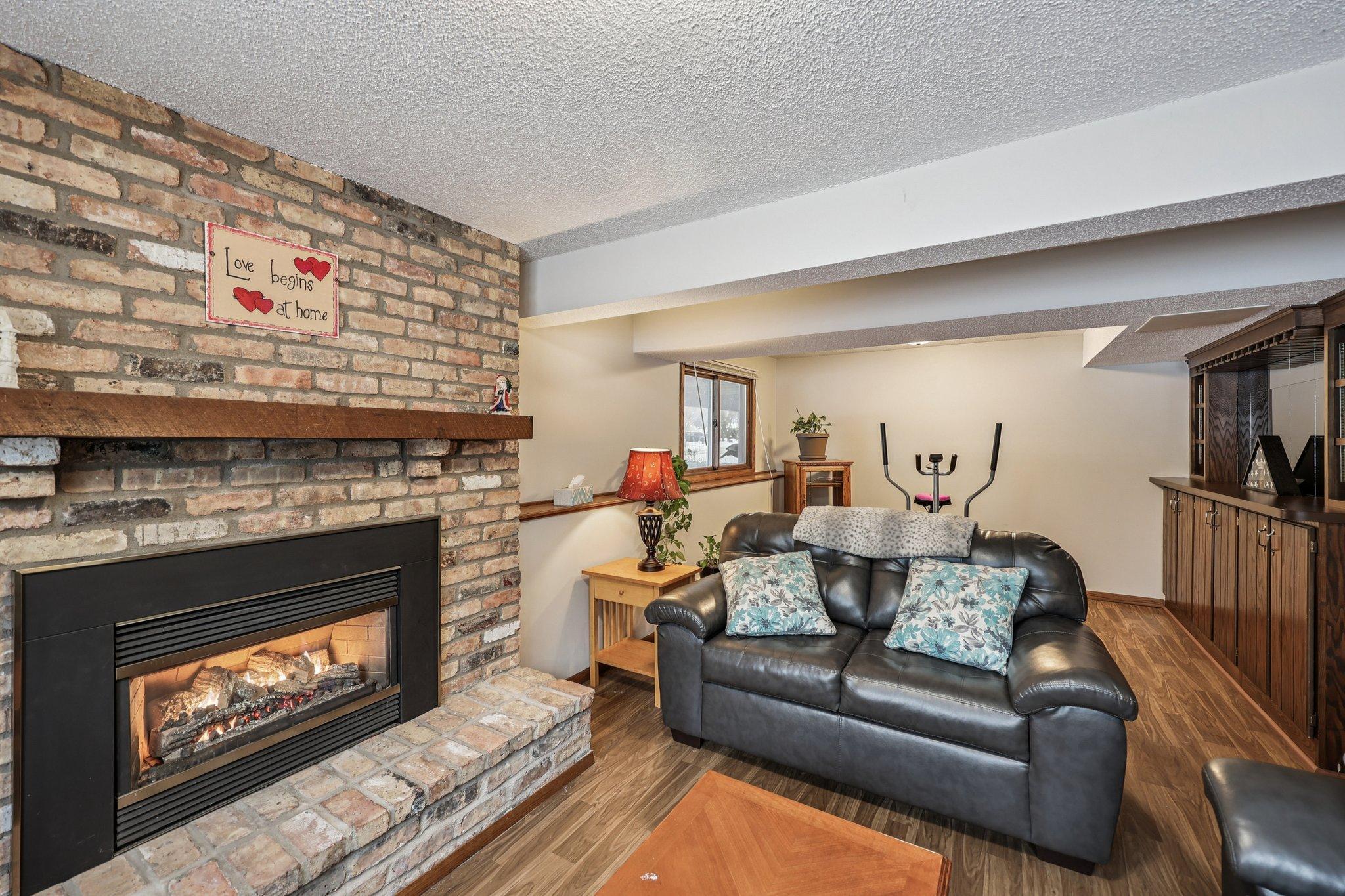 3806 Brookdale Circle N