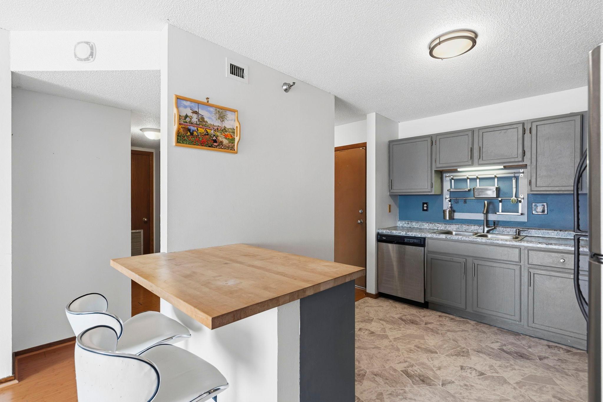66 9th Street E Unit: 1614