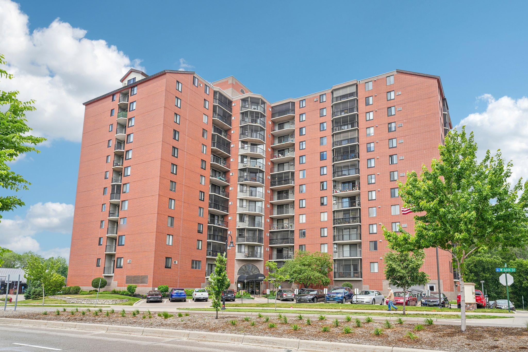 6500 Woodlake Drive Unit: 702