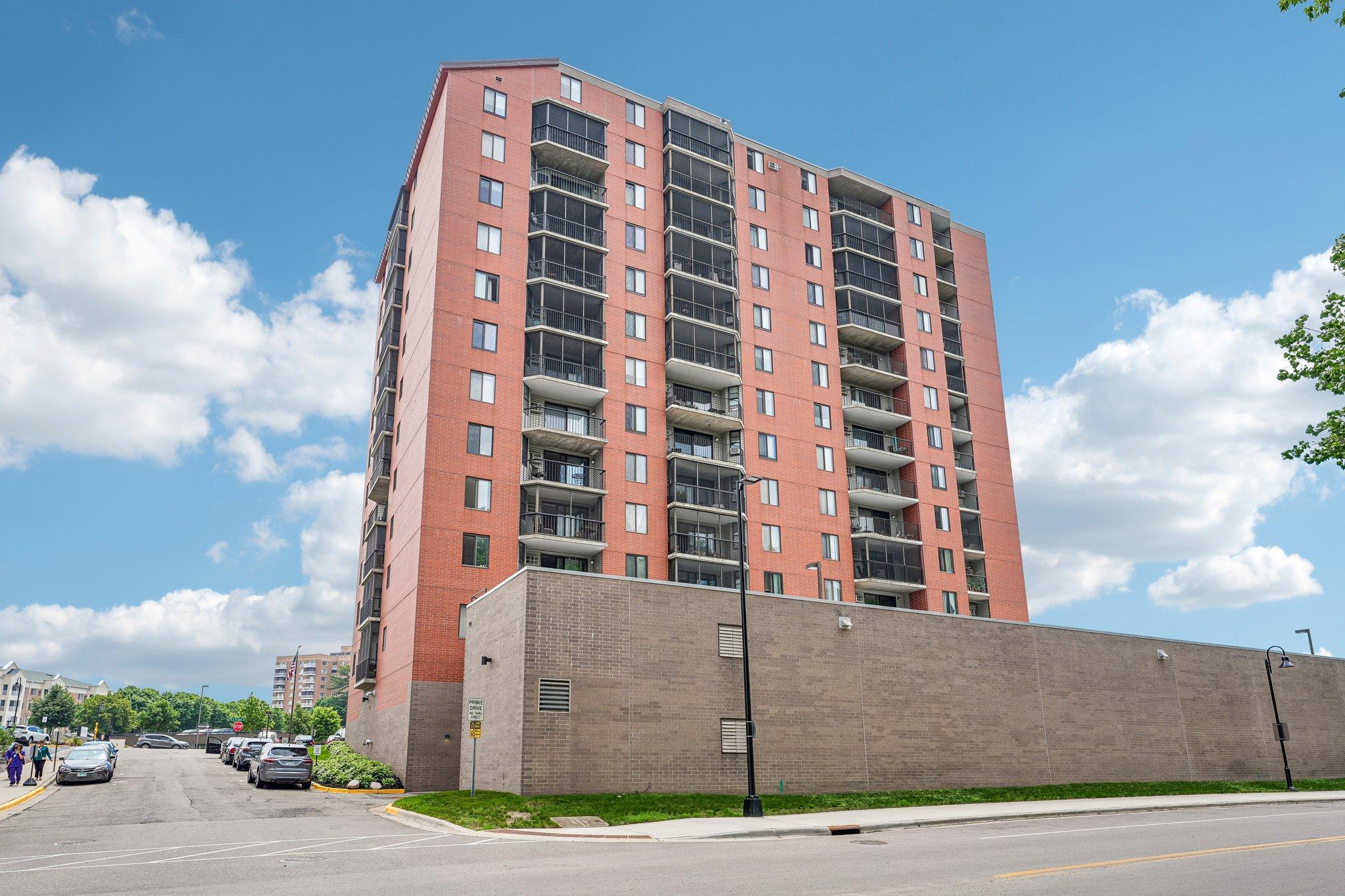 6500 Woodlake Drive Unit: 702