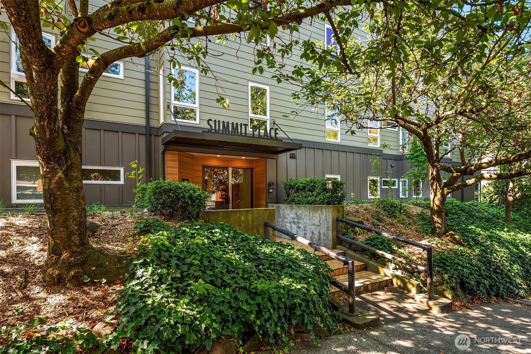 435 Summit Avenue E Unit: 203