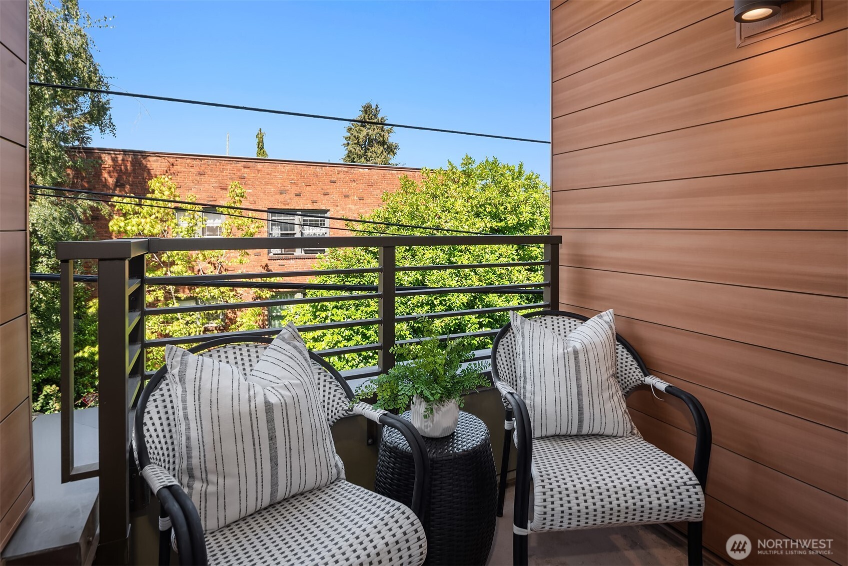 435 Summit Avenue E Unit: 203