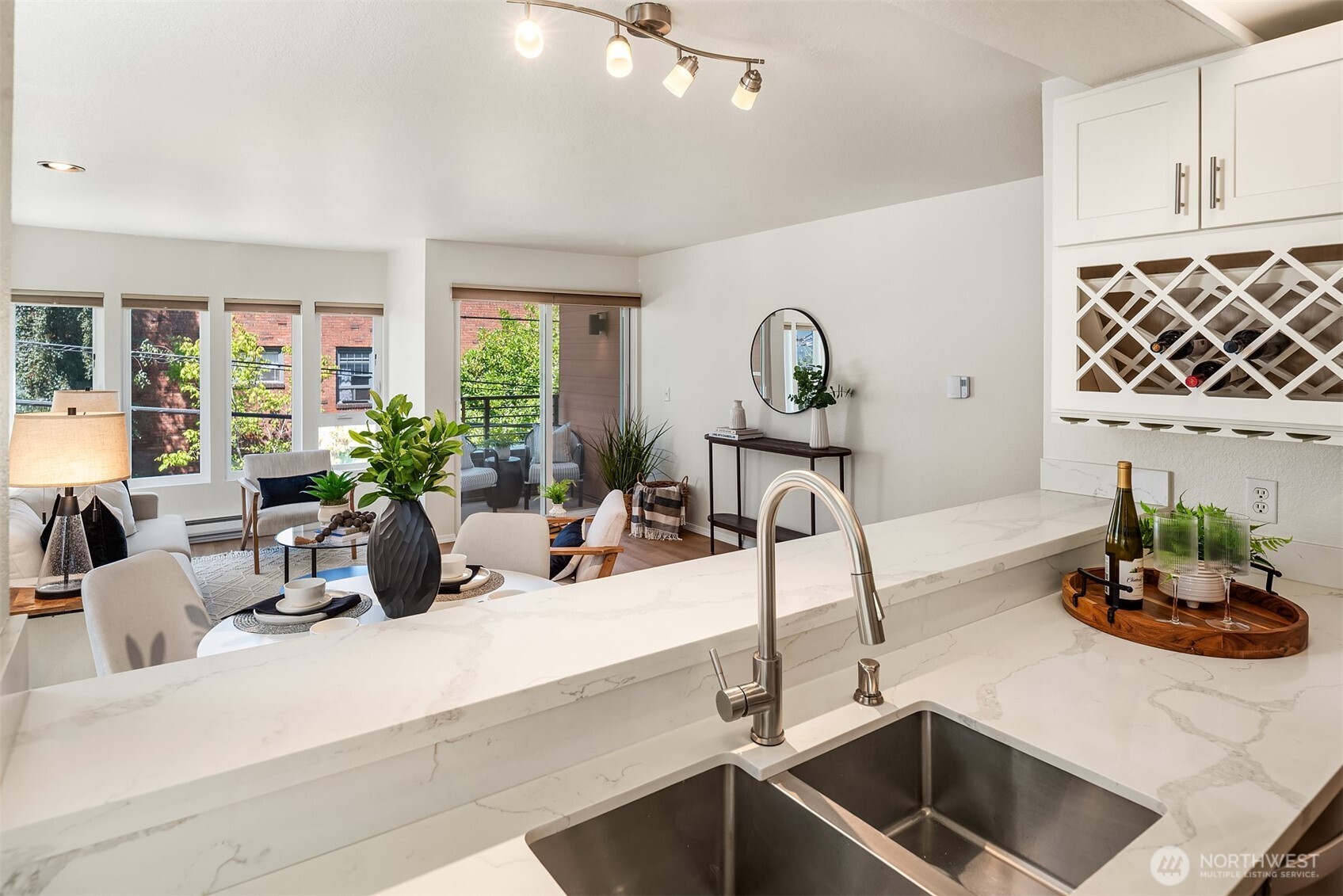 435 Summit Avenue E Unit: 203