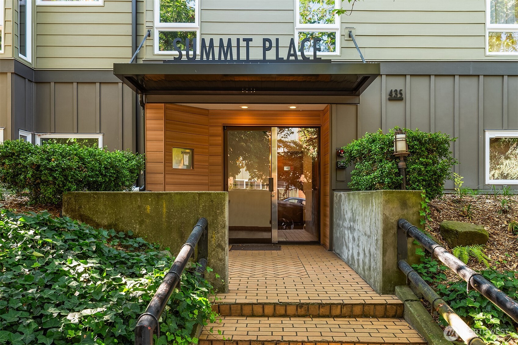435 Summit Avenue E Unit: 203