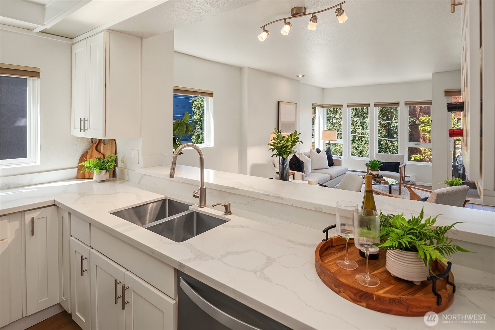 435 Summit Avenue E Unit: 203