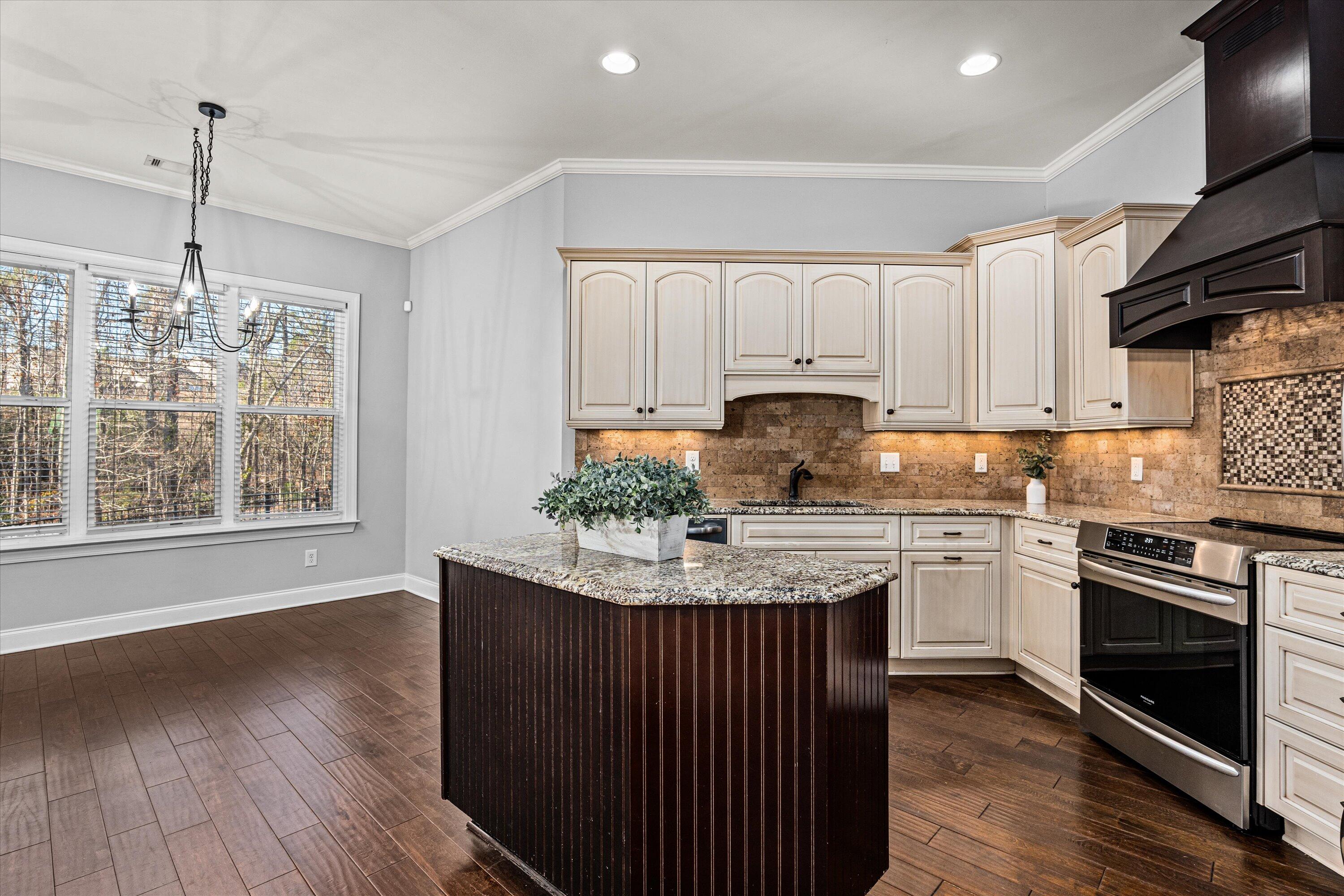 1008 KALMIA Circle