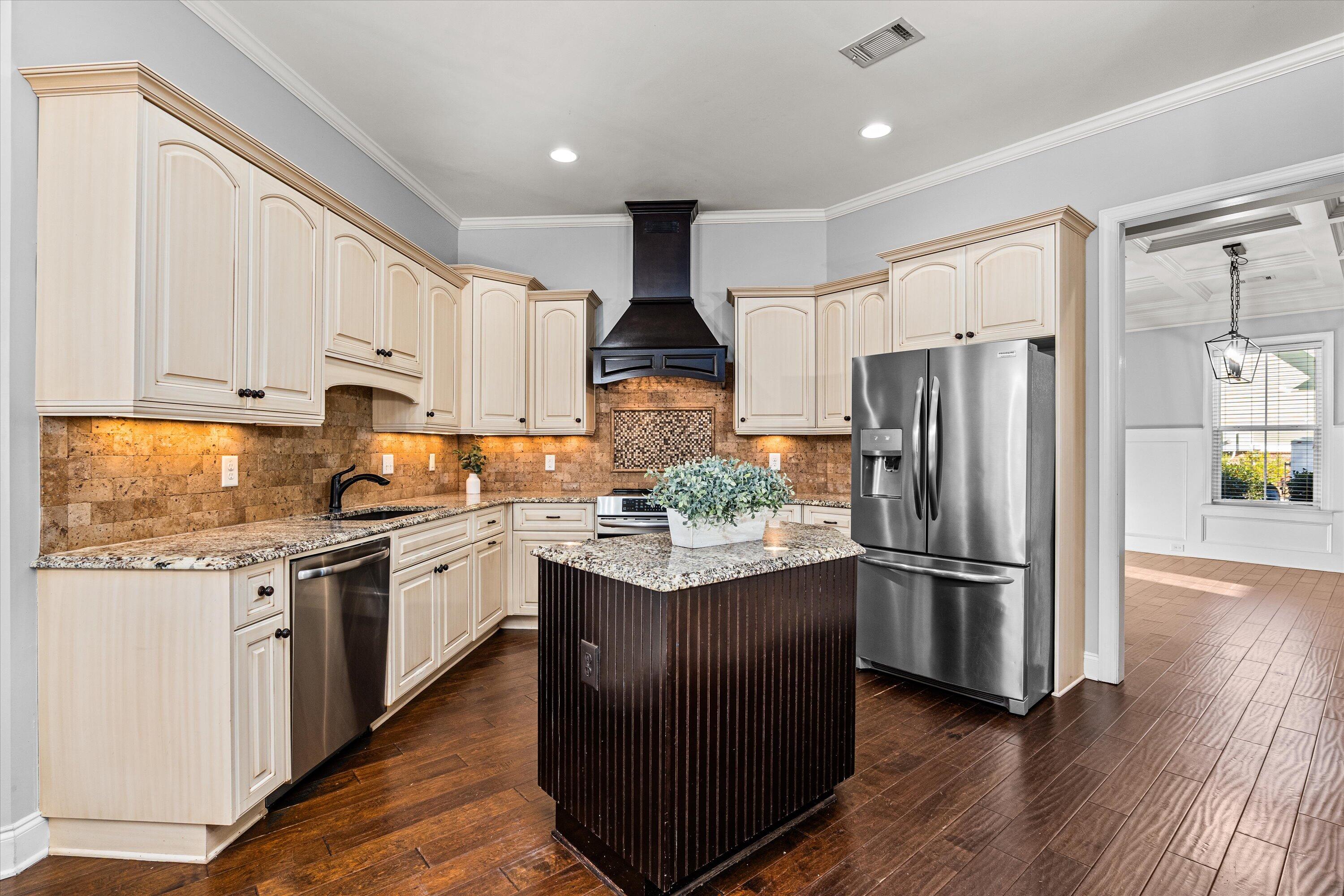 1008 KALMIA Circle