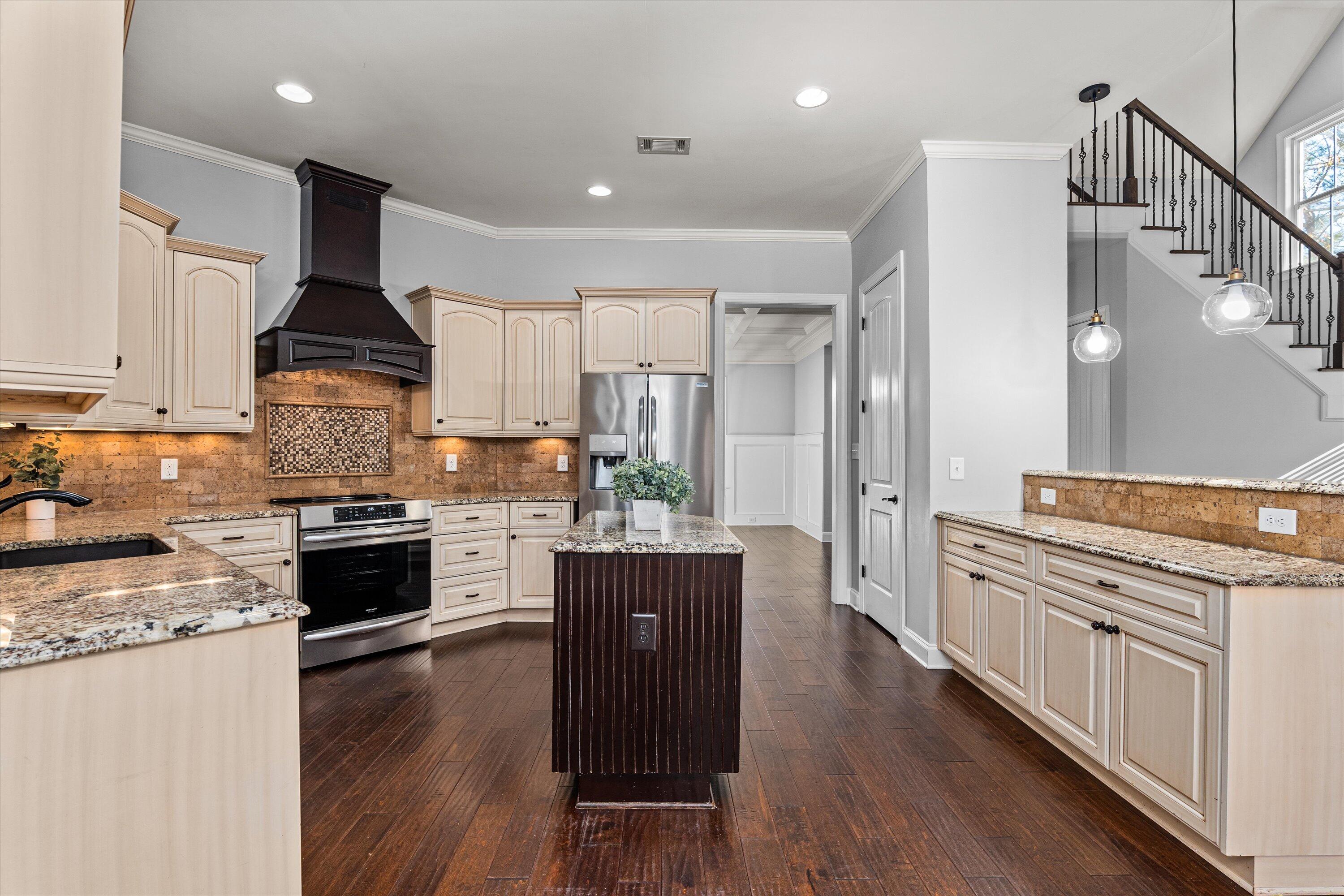 1008 KALMIA Circle