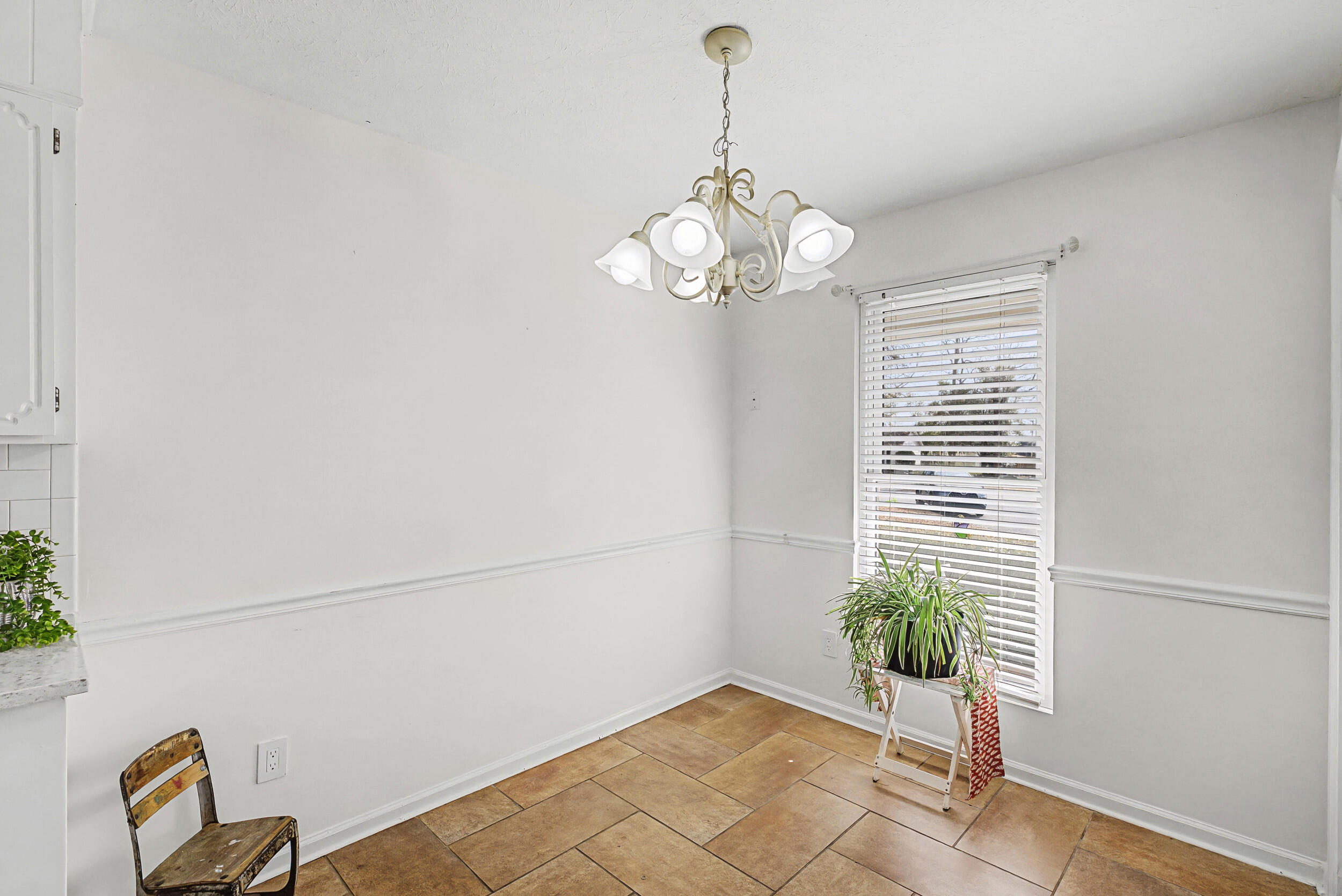 512 Hillcrest Court