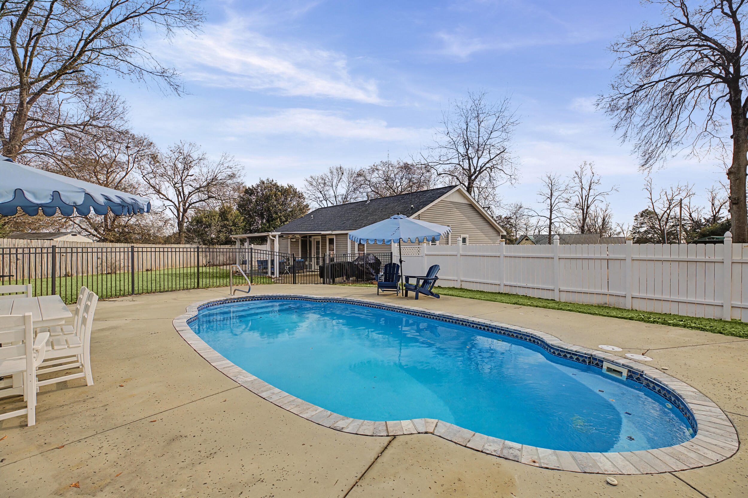 512 Hillcrest Court