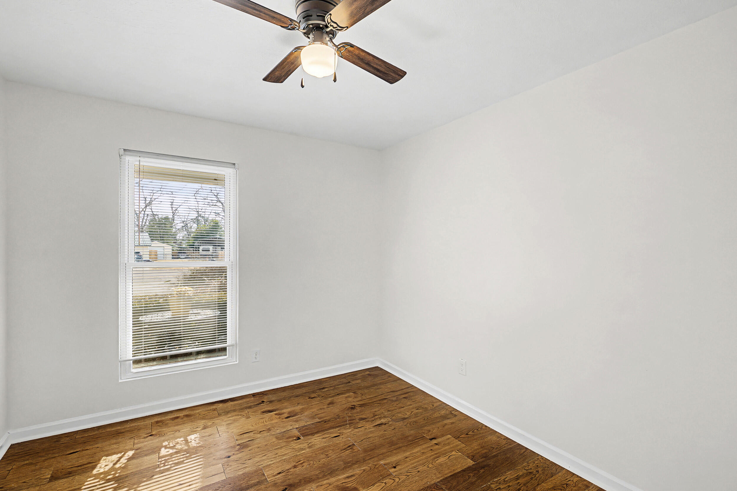512 Hillcrest Court