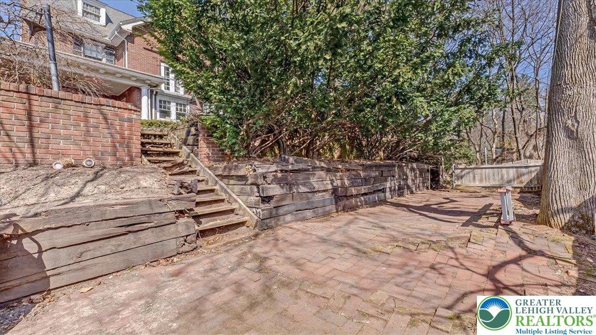 607 Thomas Street