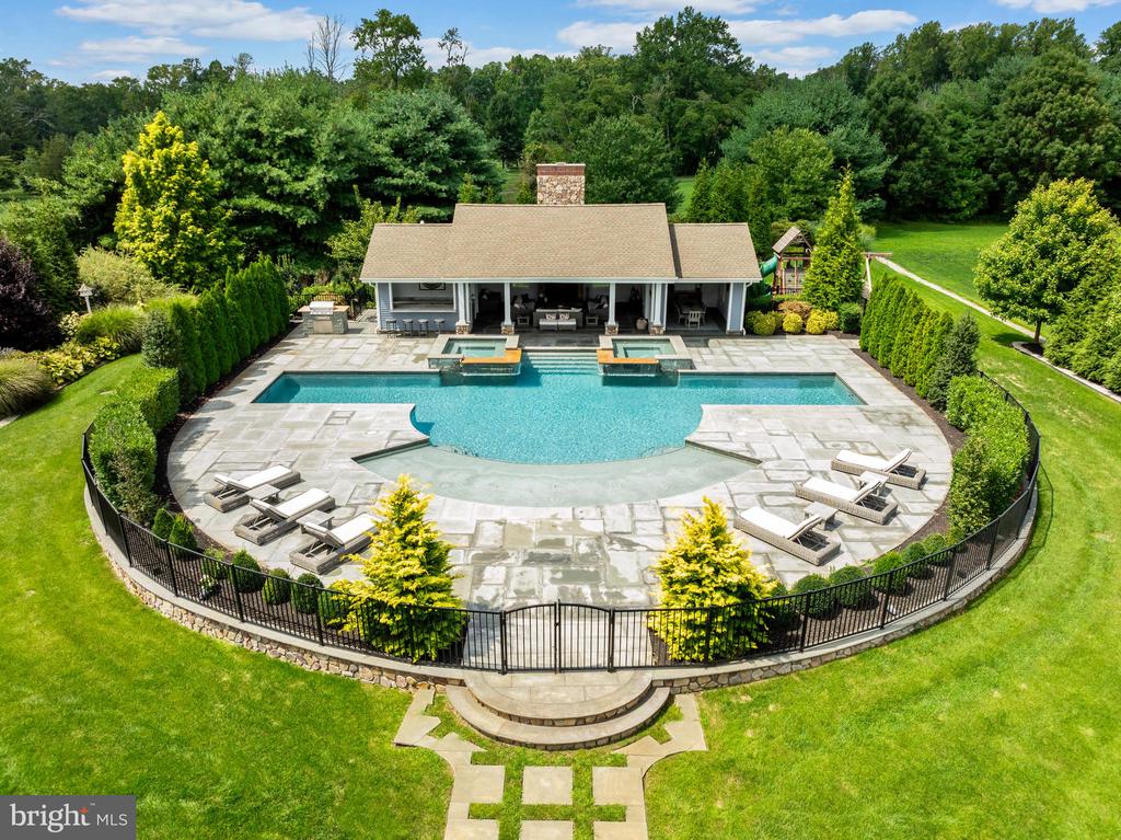 171 Country Club Dr