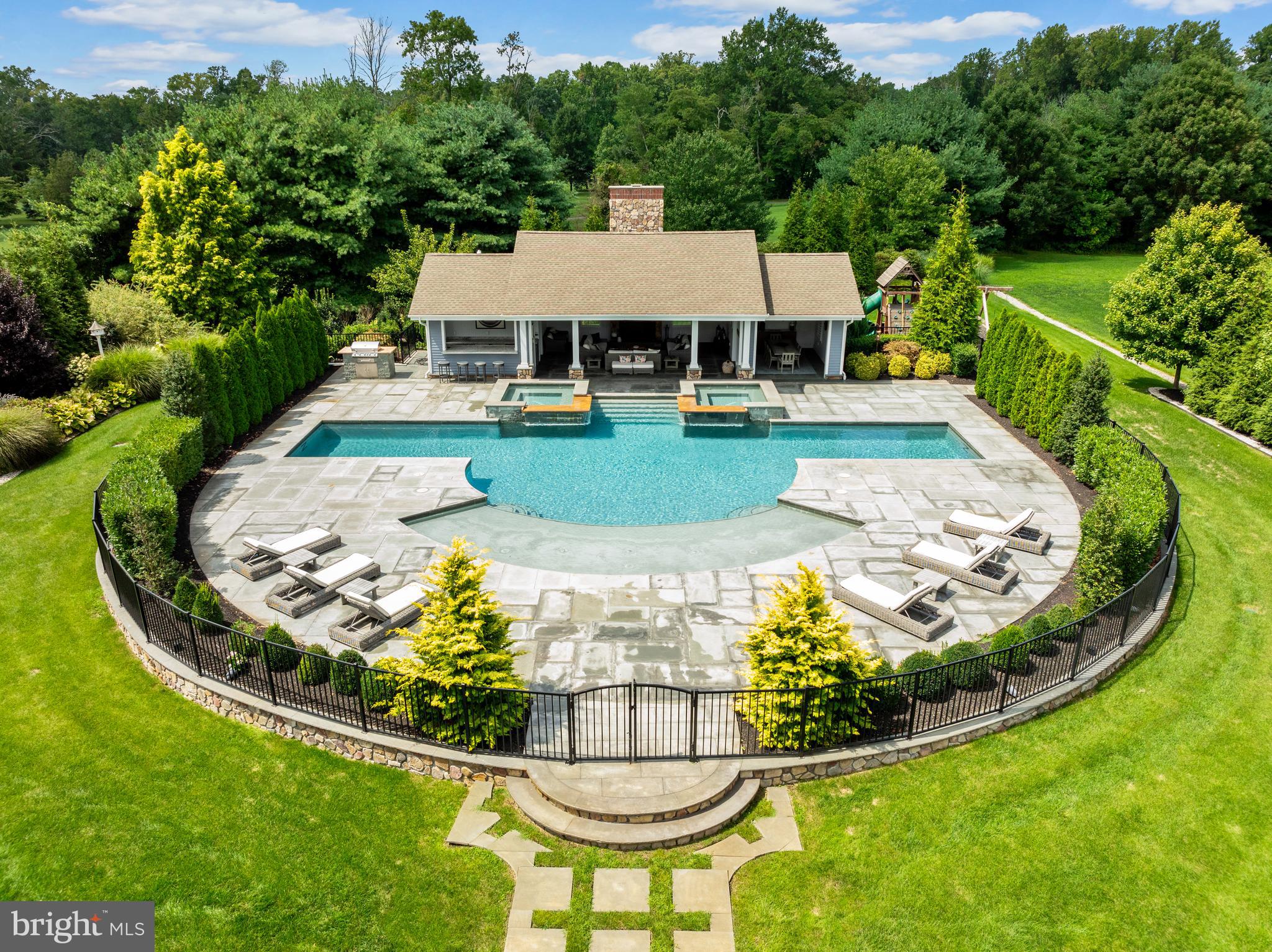 171 Country Club Dr