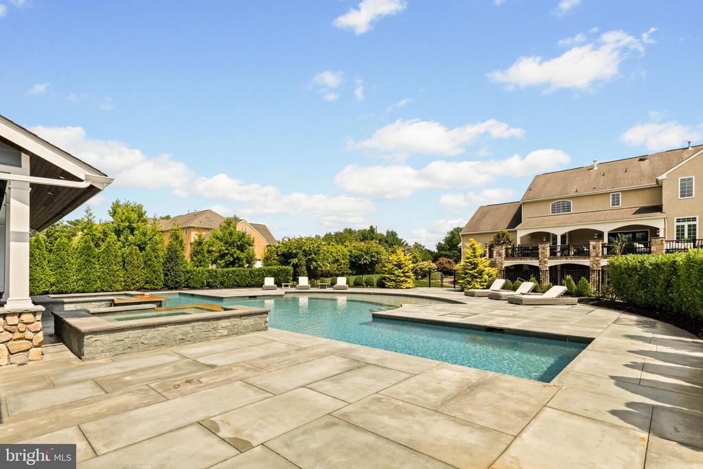 171 Country Club Dr