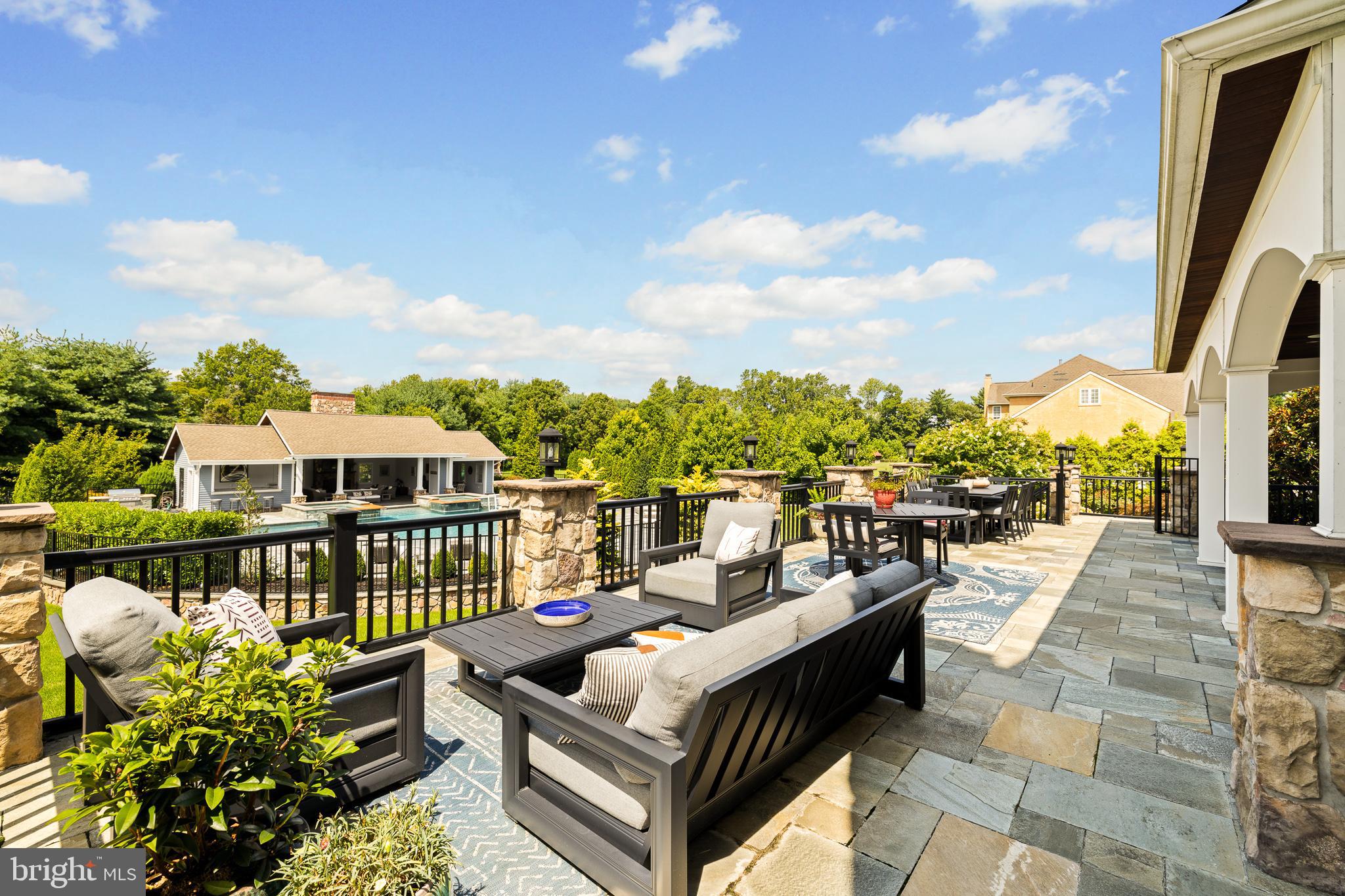 171 Country Club Dr