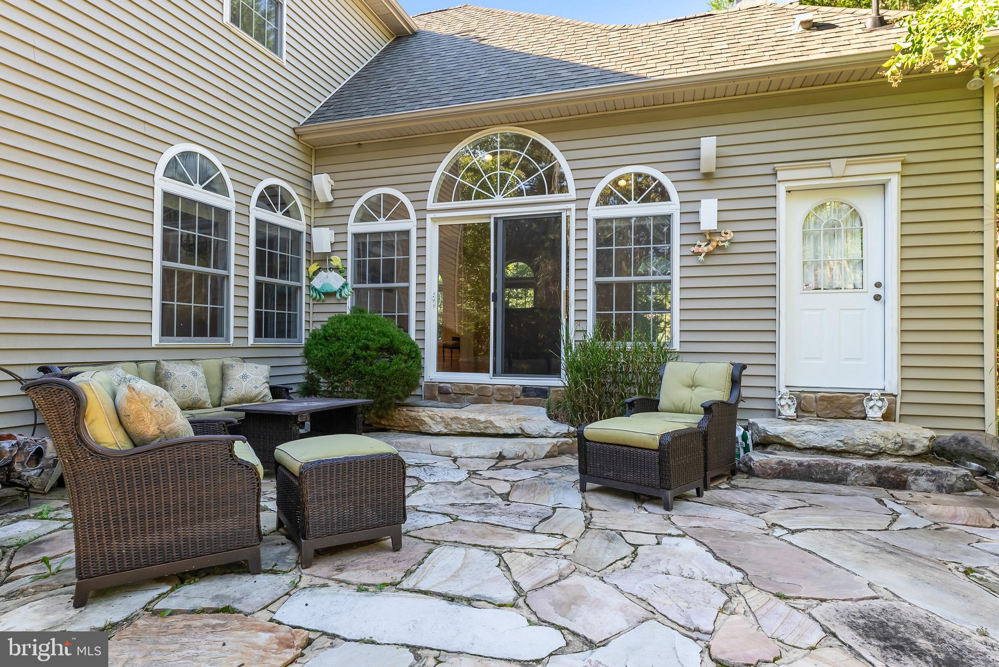 2076 HENDRICKS AVENUE