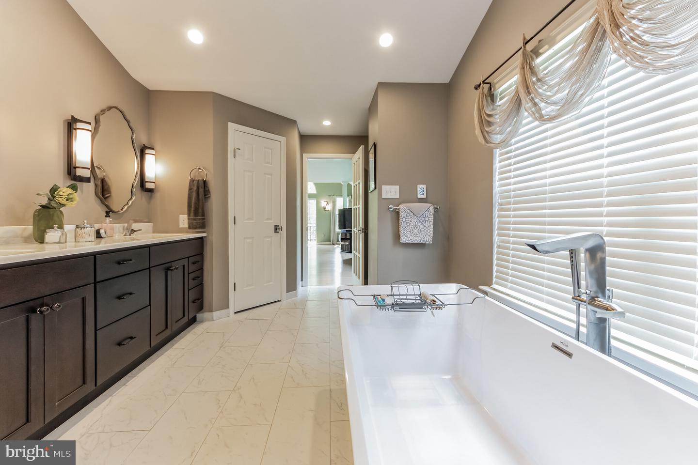 208 Riverwoods Dr